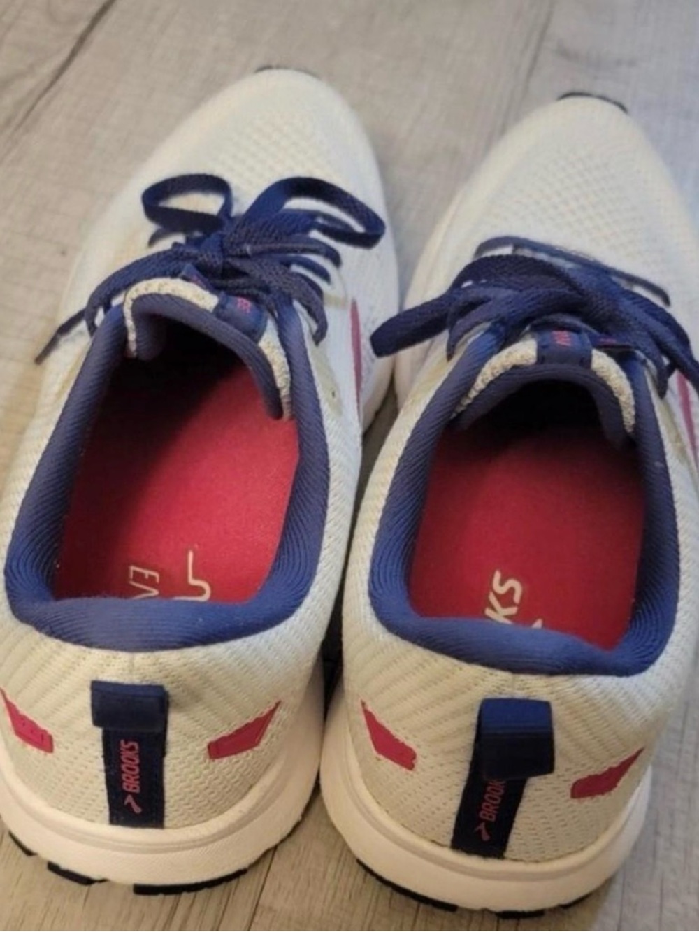 Women’s White Brooks Revel 9.5 - Picture 3 of 8